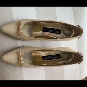 Mario Valentino Vintage Cream/Tan Leather Pumps